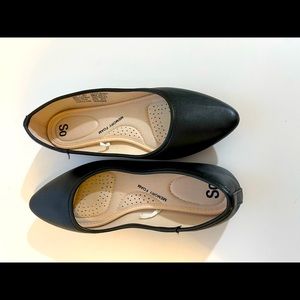 SO Memory Foam Black Flats
Comfortable, great for work!